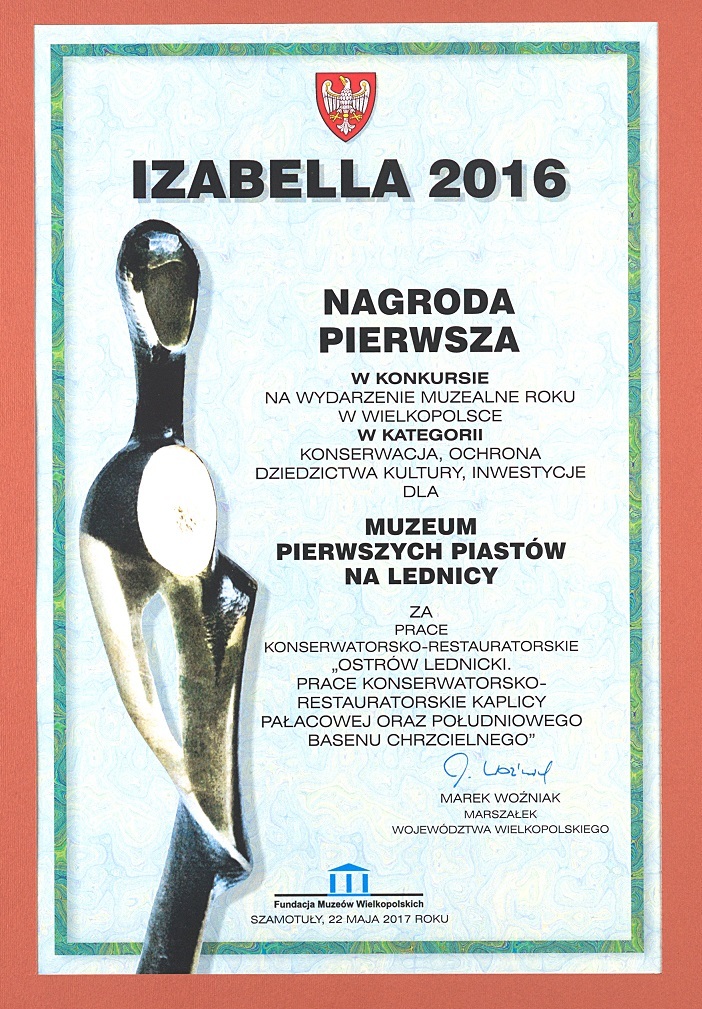 Dyplom nagrody Izabella z widoczną statuteką  po lewej stronie 